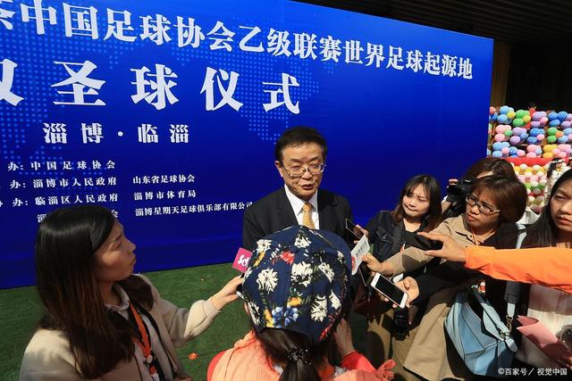 环塔拉力赛一车手因事故身亡，家属称翻车后被困一小时 同车领航员：车倒扣进水沟，车手很快没了意识